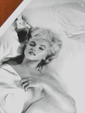 Rare 1960 Sexy Marilyn Monroe in Bed Photo on 1994 Postcard Eve Arnold Magnum